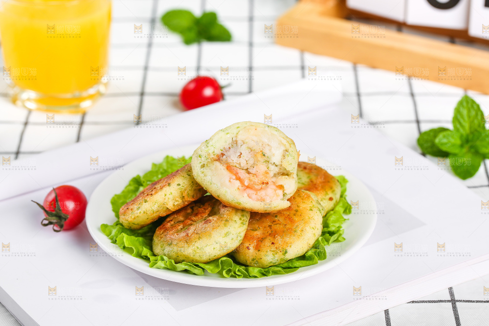 浅底上的鳕鱼鲜虾饼