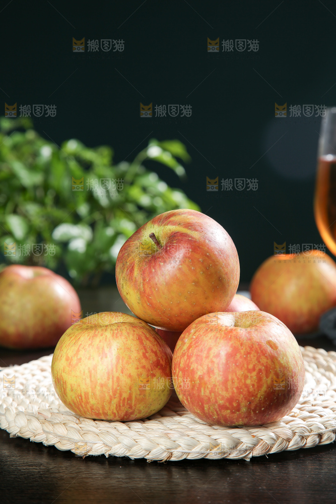 深底上的丑苹果