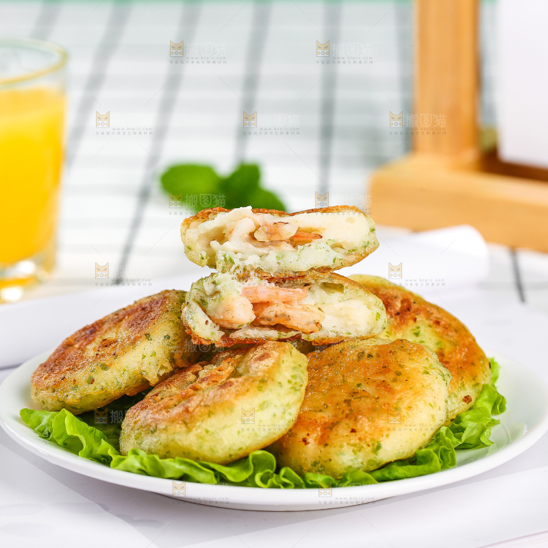 浅底上的鳕鱼鲜虾饼
