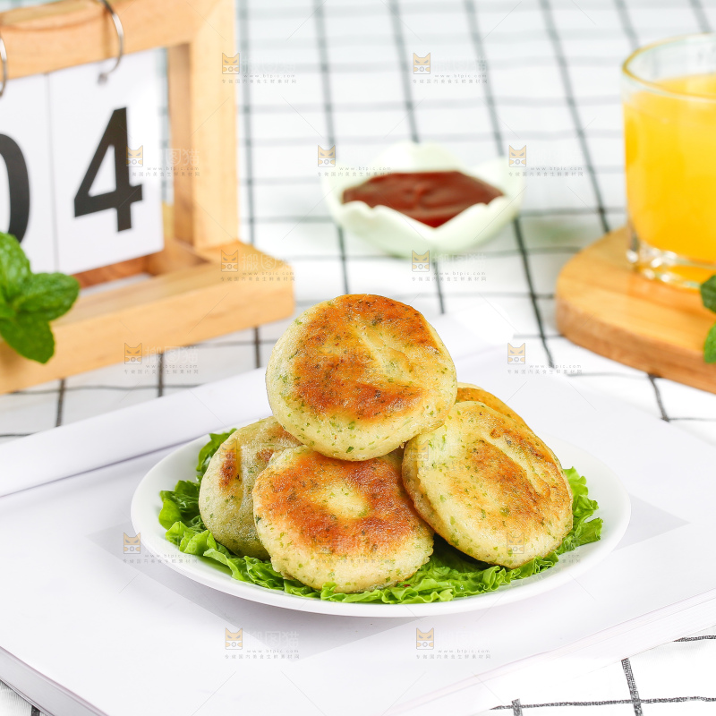 浅底上的鳕鱼鲜虾饼