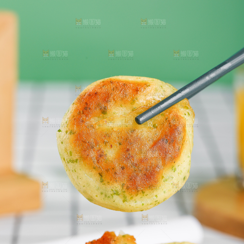 浅底上的鳕鱼鲜虾饼