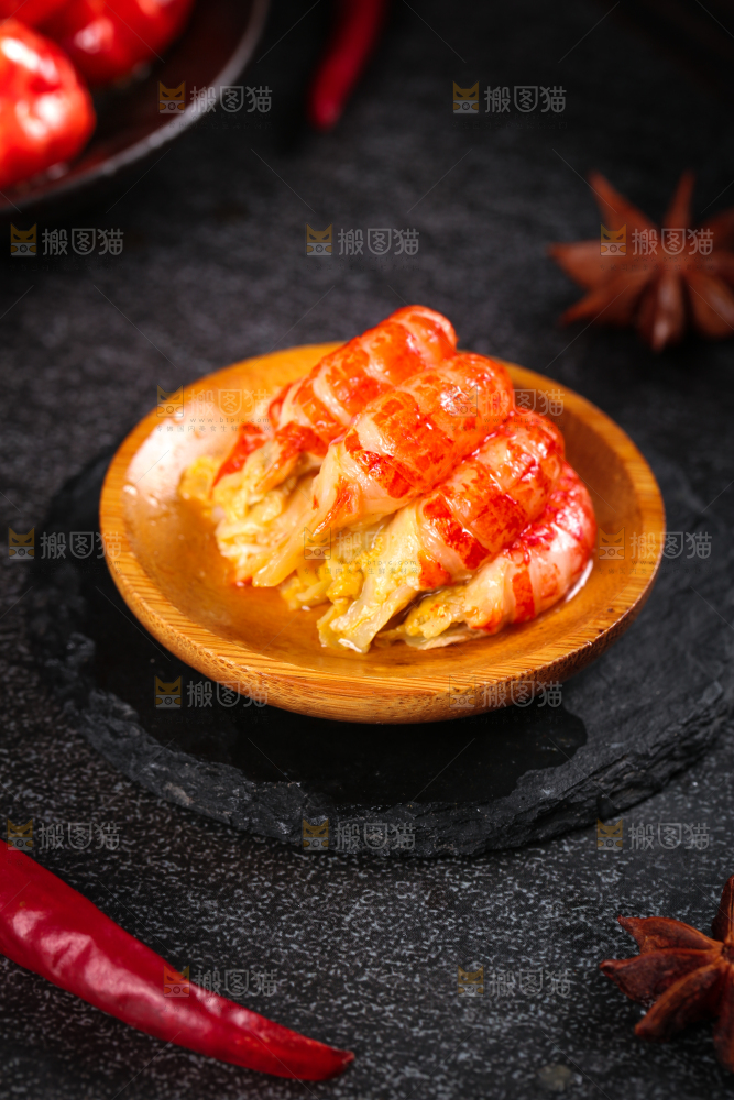 盘子里装着龙虾尾