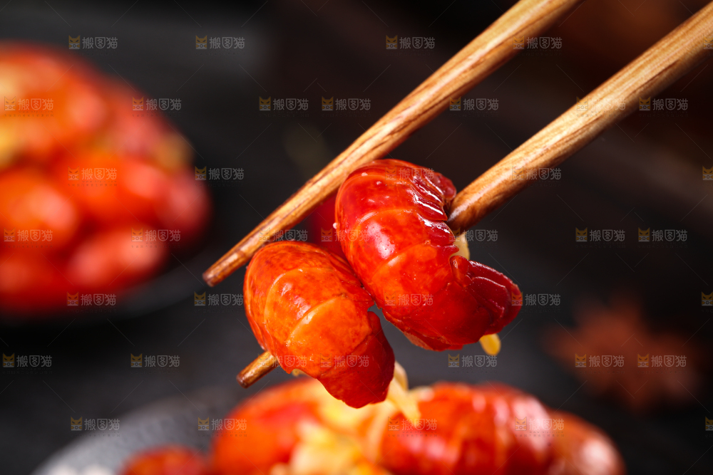 筷子夹着龙虾尾