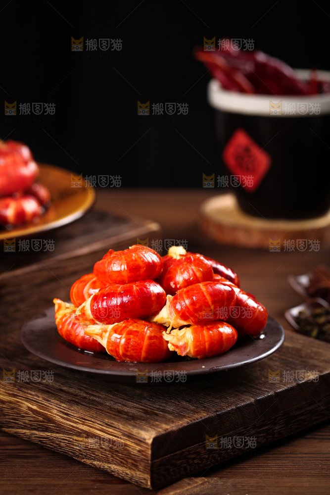 深底上摆放着虾球