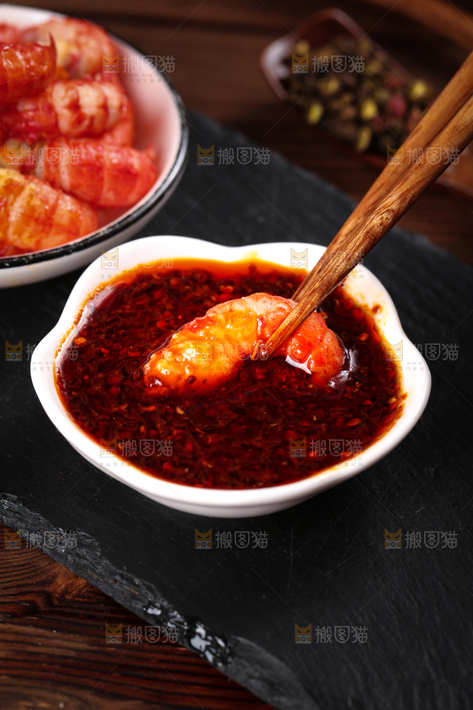 筷子夹着虾尾
