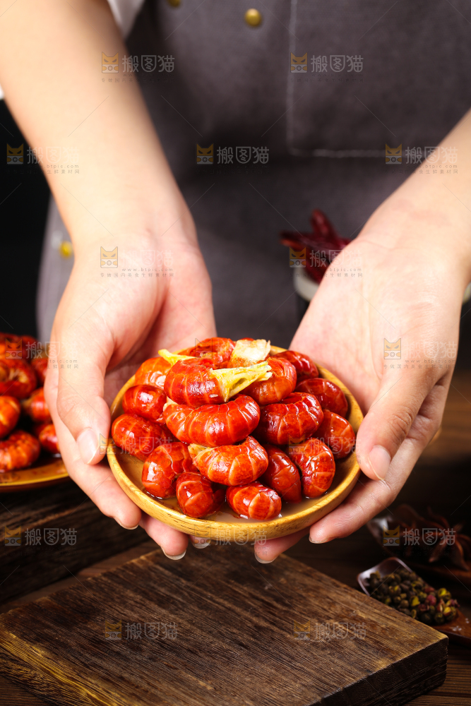 手里拿着一碟龙虾尾