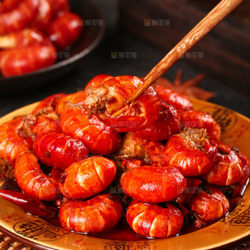 筷子夹着虾尾