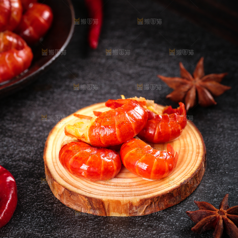 深底上摆放着虾球