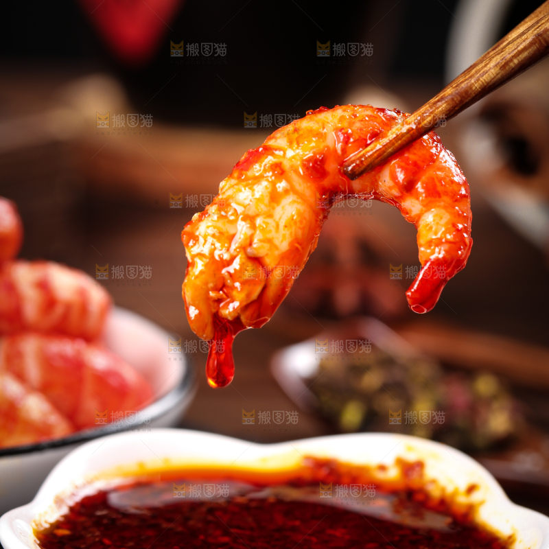 筷子夹着虾尾