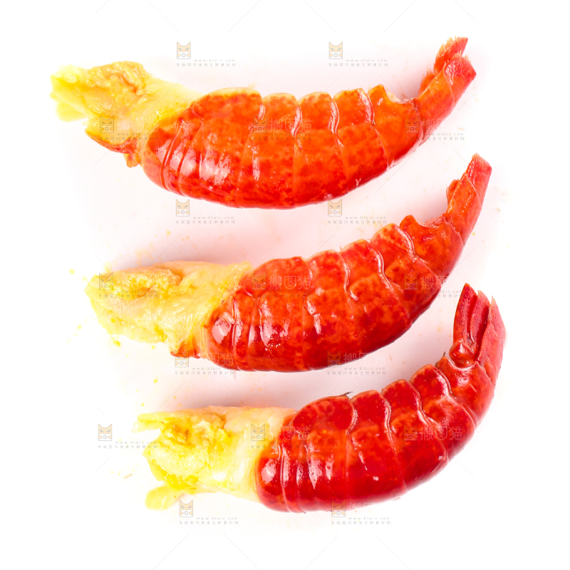 白底上放着虾尾