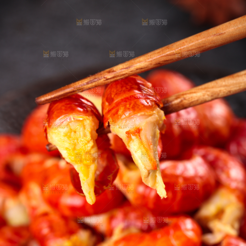 筷子夹着龙虾尾