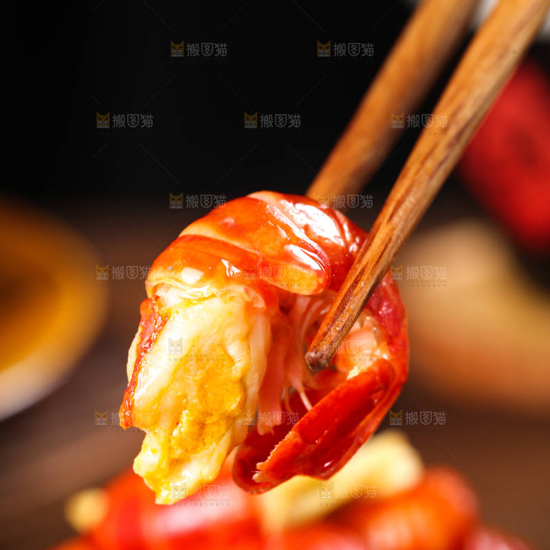 筷子夹着虾尾