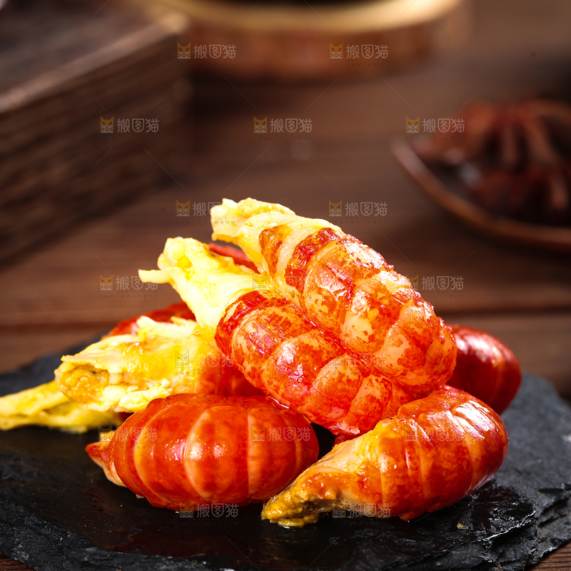 深底上摆放着虾球