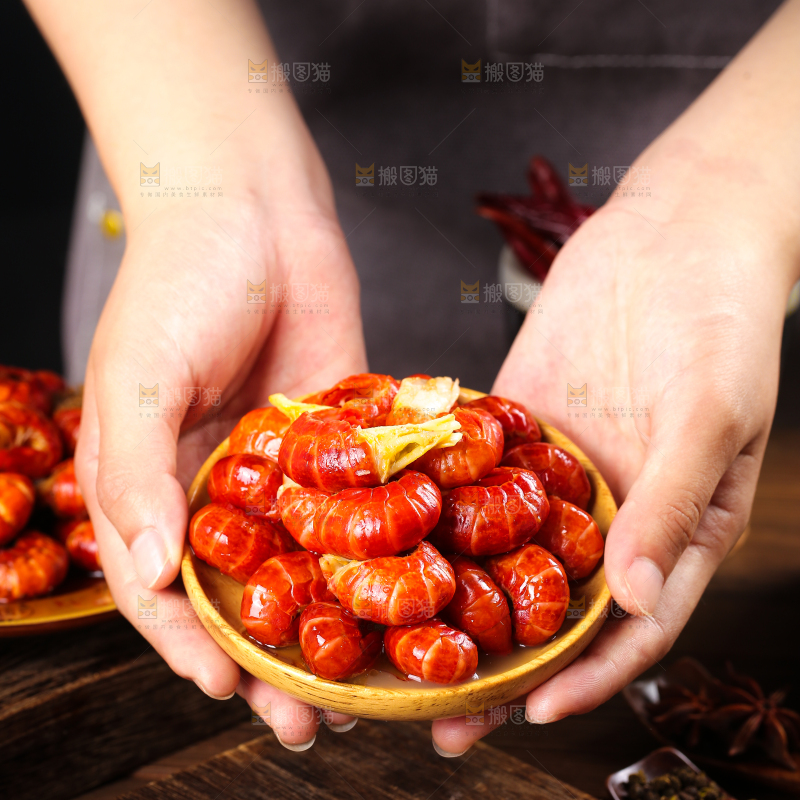 手里拿着一碟龙虾尾