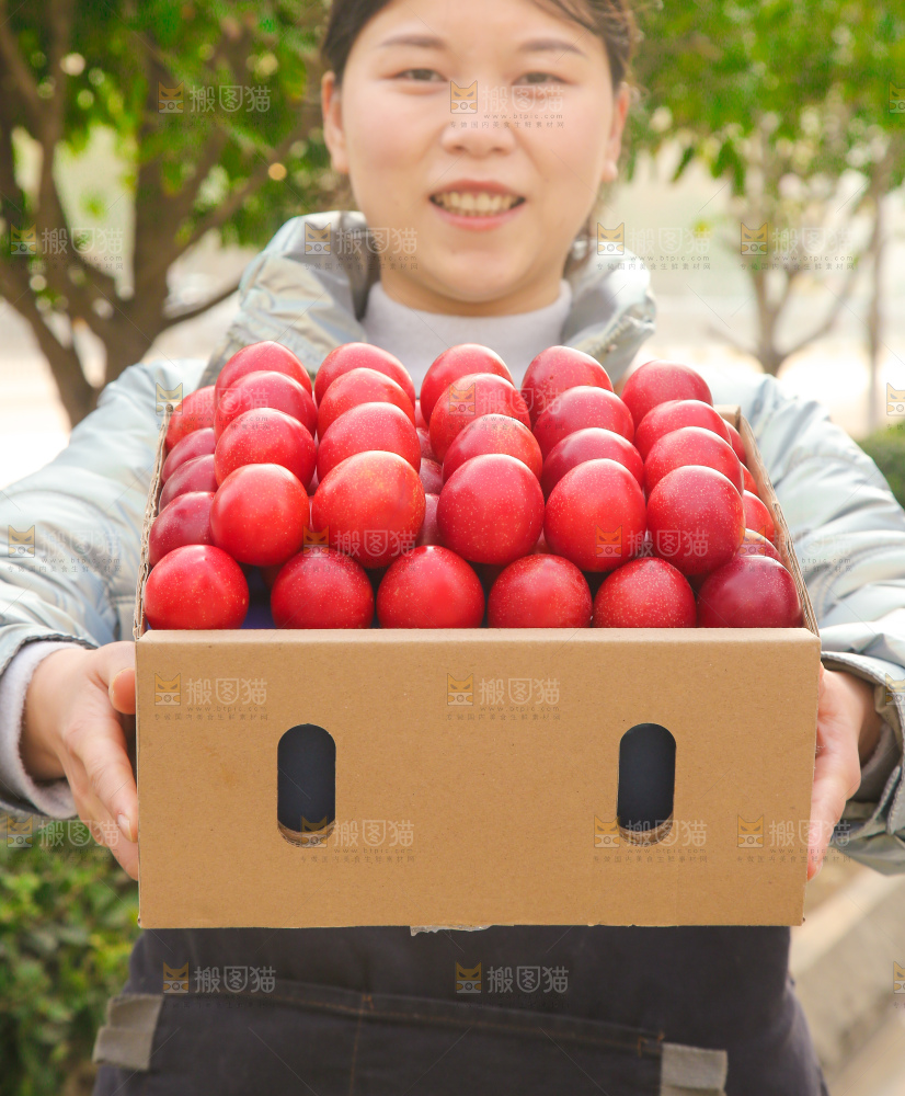 手里拿着樱桃李