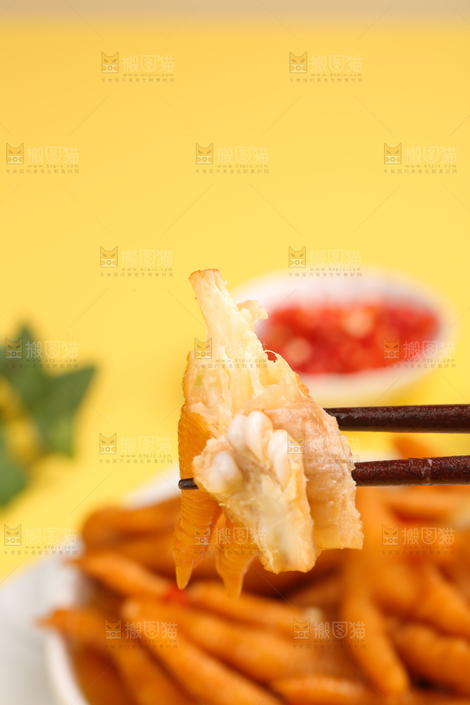 浅底上的酸辣鸡爪