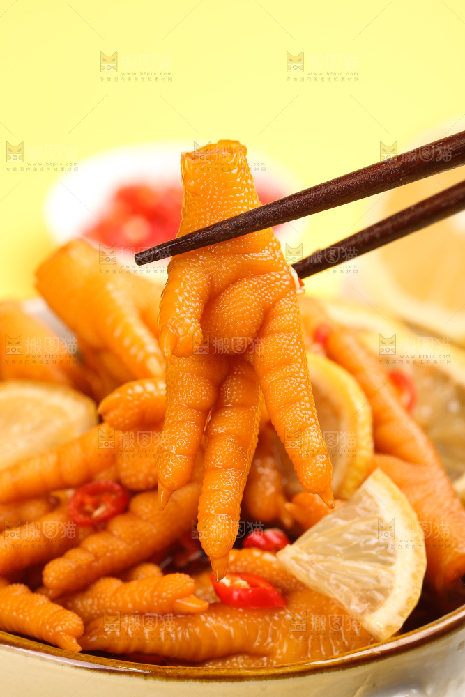 浅底上的酸辣鸡爪