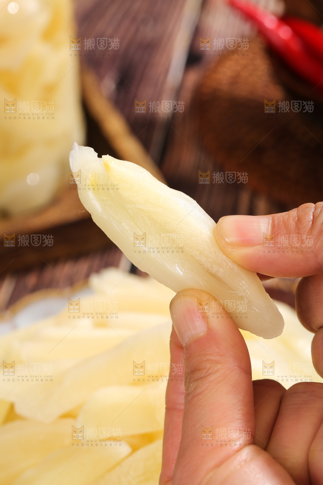 木底上的糖醋姜
