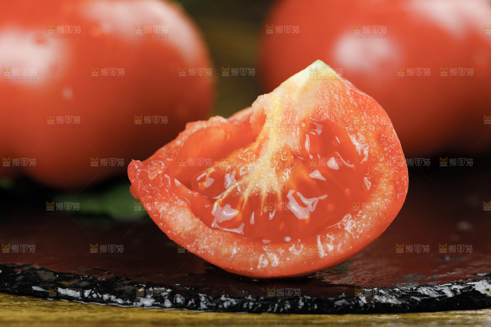 深底上的普罗旺斯西红柿