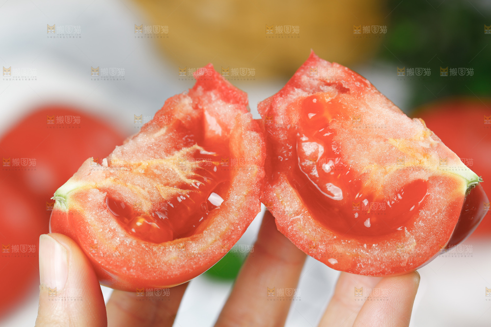 浅底上的普罗旺斯西红柿