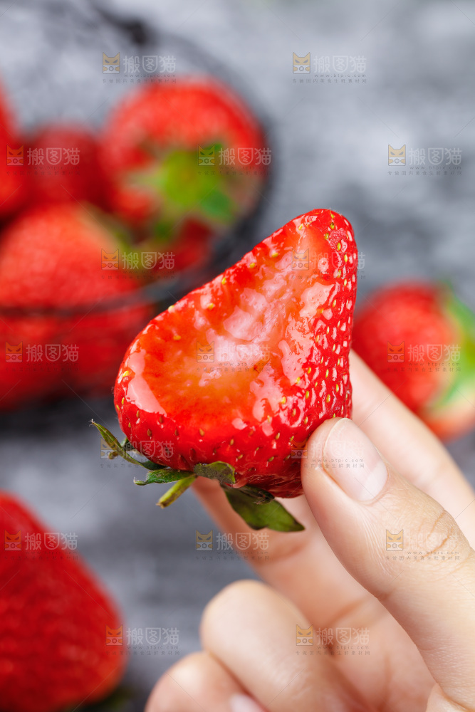 深底上的丹东草莓