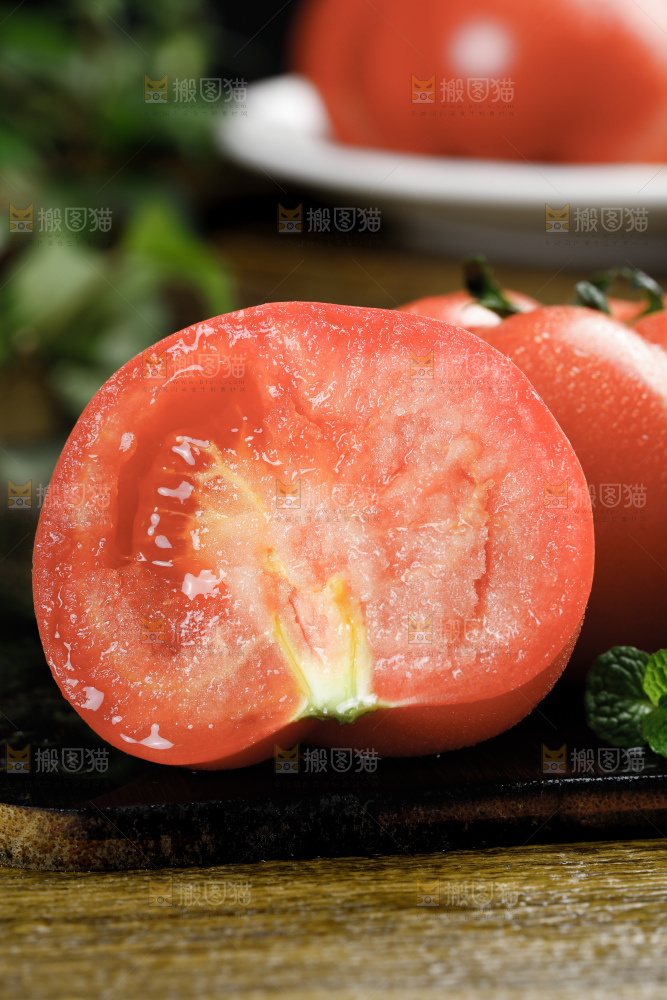 深底上的普罗旺斯西红柿