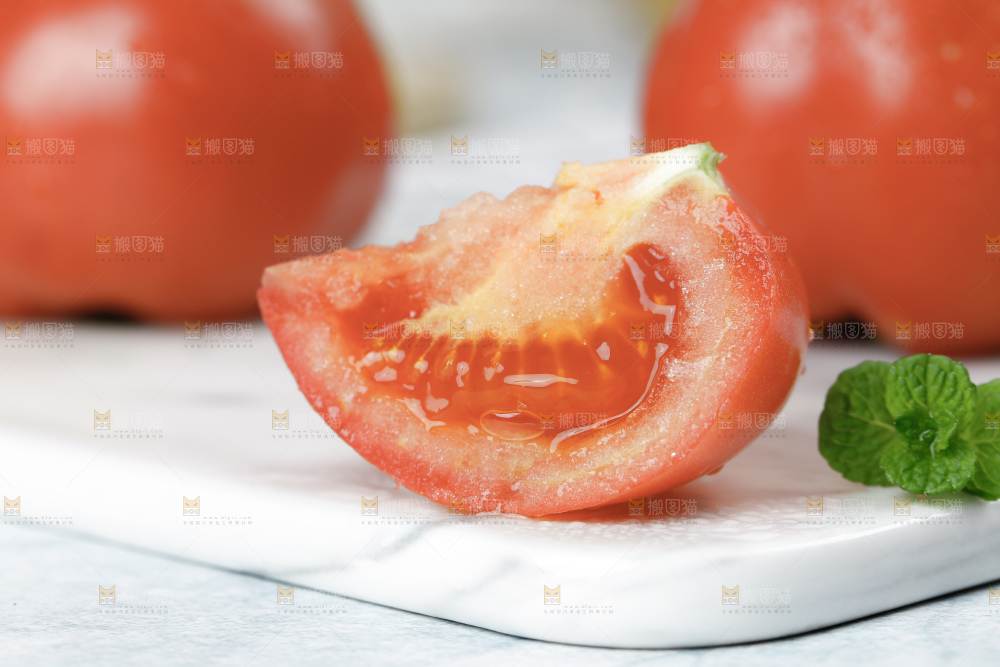 浅底上的普罗旺斯西红柿