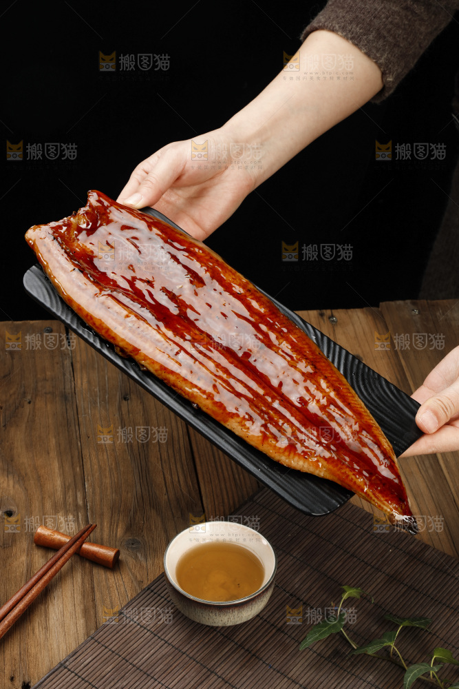 深底上的照烧鳗鱼