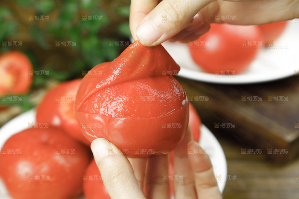 深底上的普罗旺斯西红柿