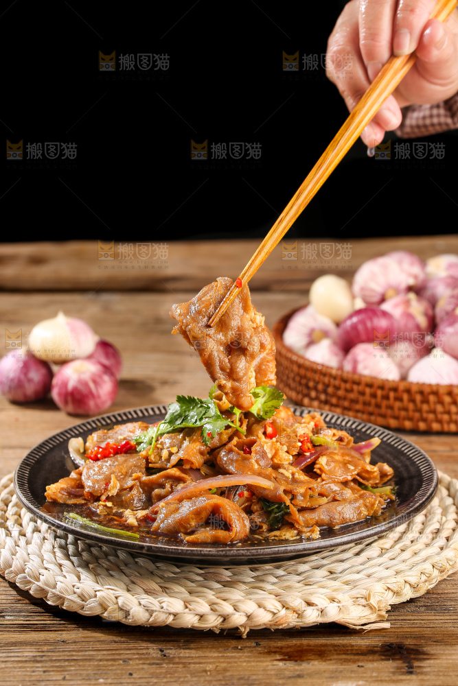 木底上的麻辣羊肉卷