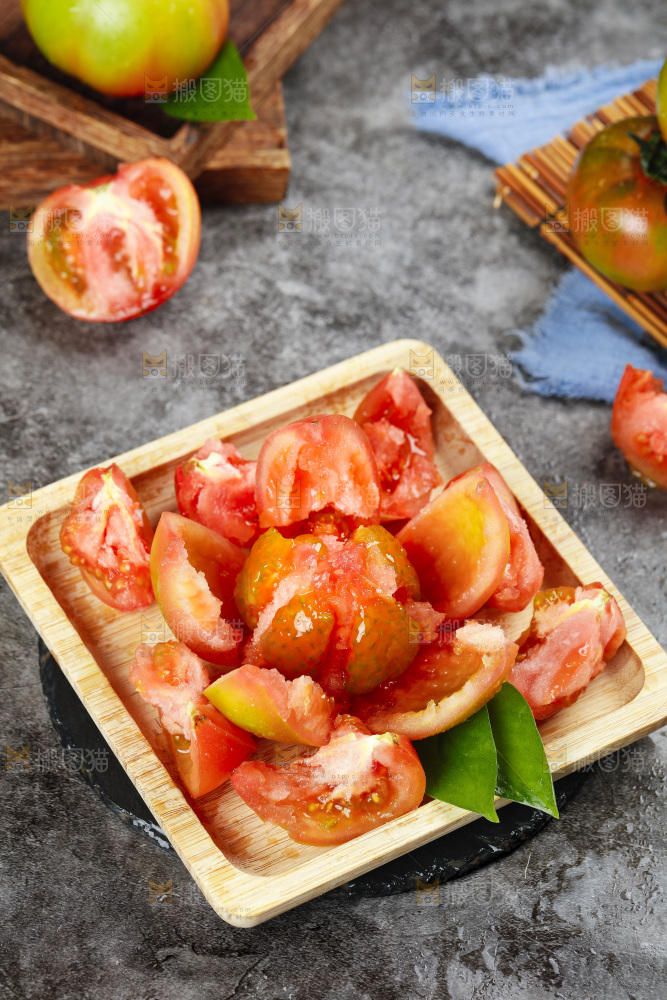 深底上的铁皮西红柿