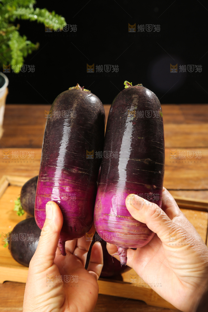 深底上的冰淇凌萝卜