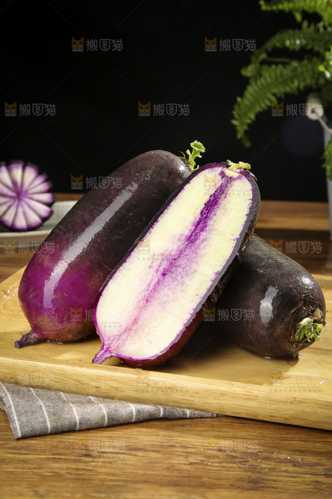 深底上的冰淇凌萝卜