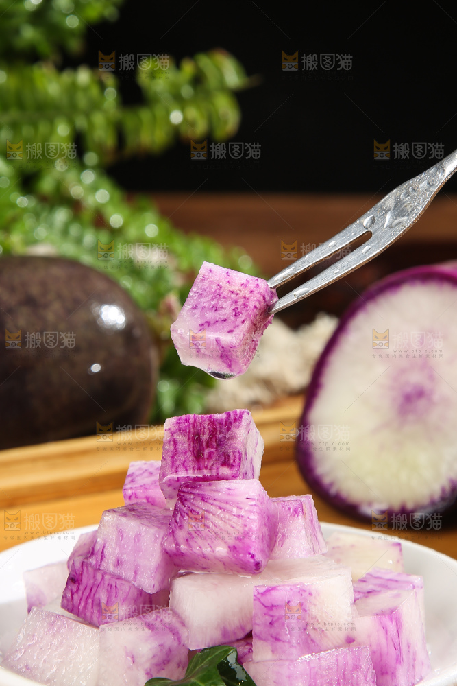 深底上的冰淇凌萝卜