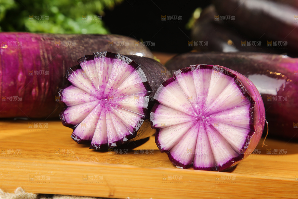 深底上的冰淇凌萝卜