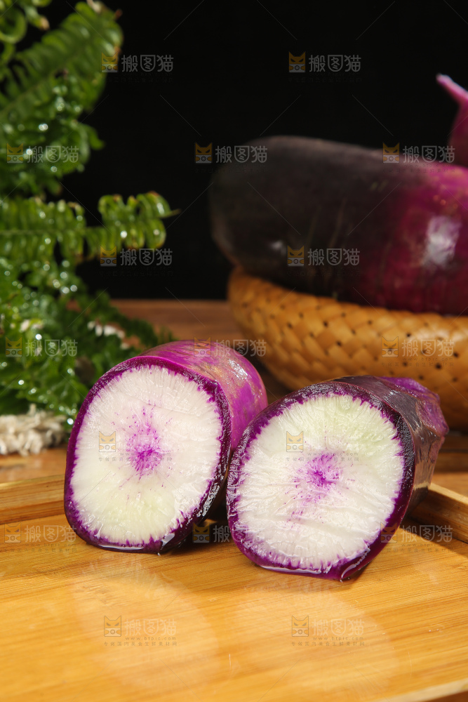深底上的冰淇凌萝卜