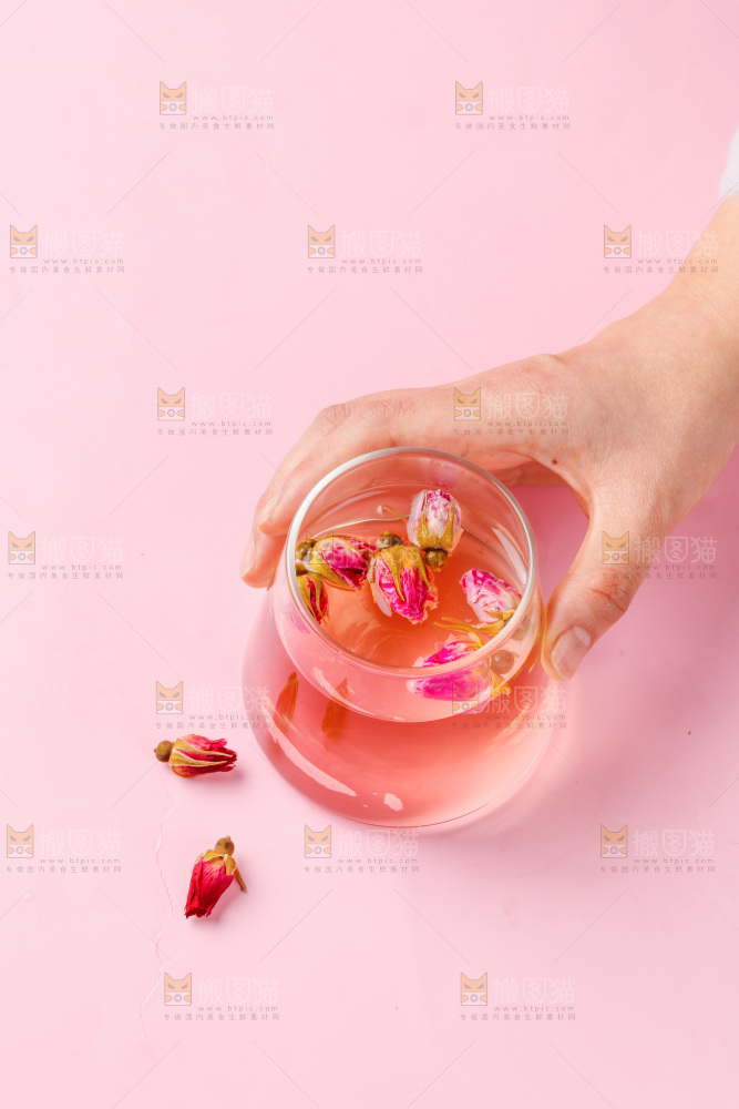 杯子里的玫瑰花茶
