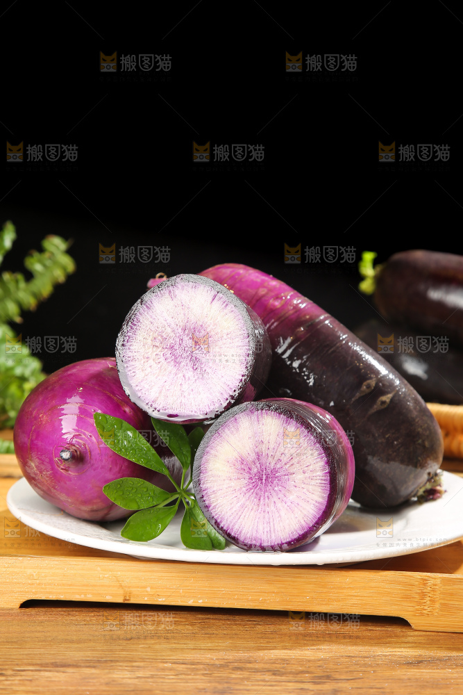 深底上的冰淇凌萝卜