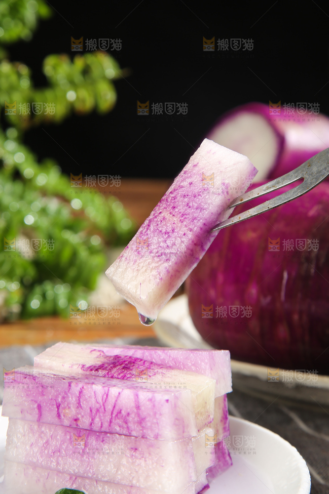 深底上的冰淇凌萝卜