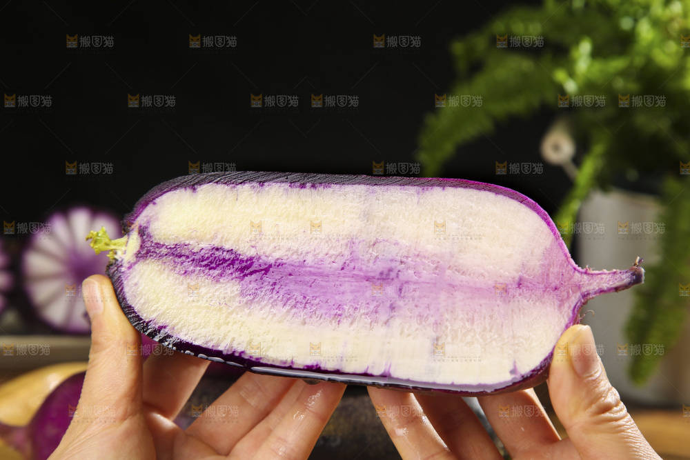 深底上的冰淇凌萝卜
