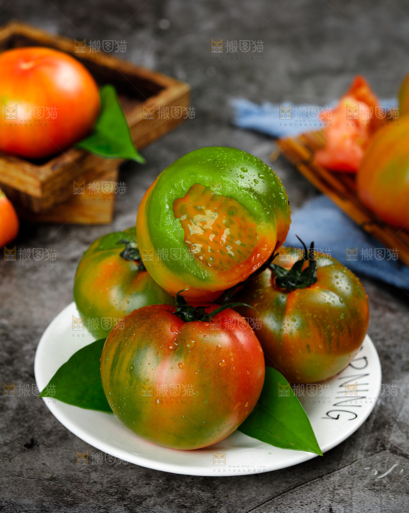 深底上的铁皮西红柿