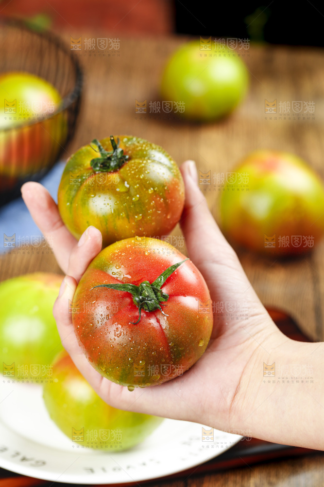 木底上的铁皮西红柿