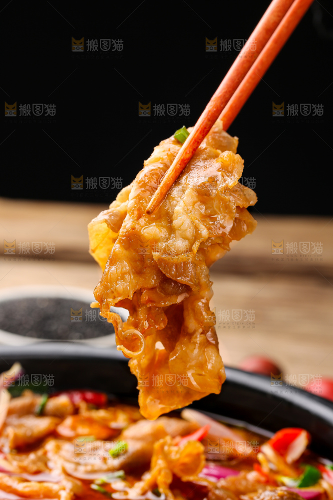 木底上的麻辣羊肉卷