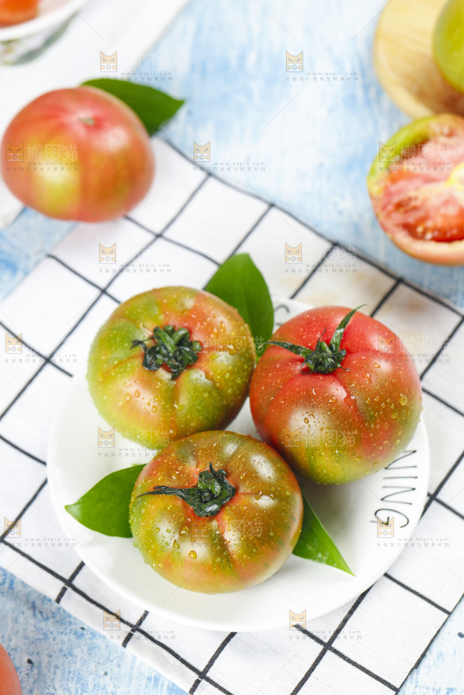 浅底上的铁皮西红柿