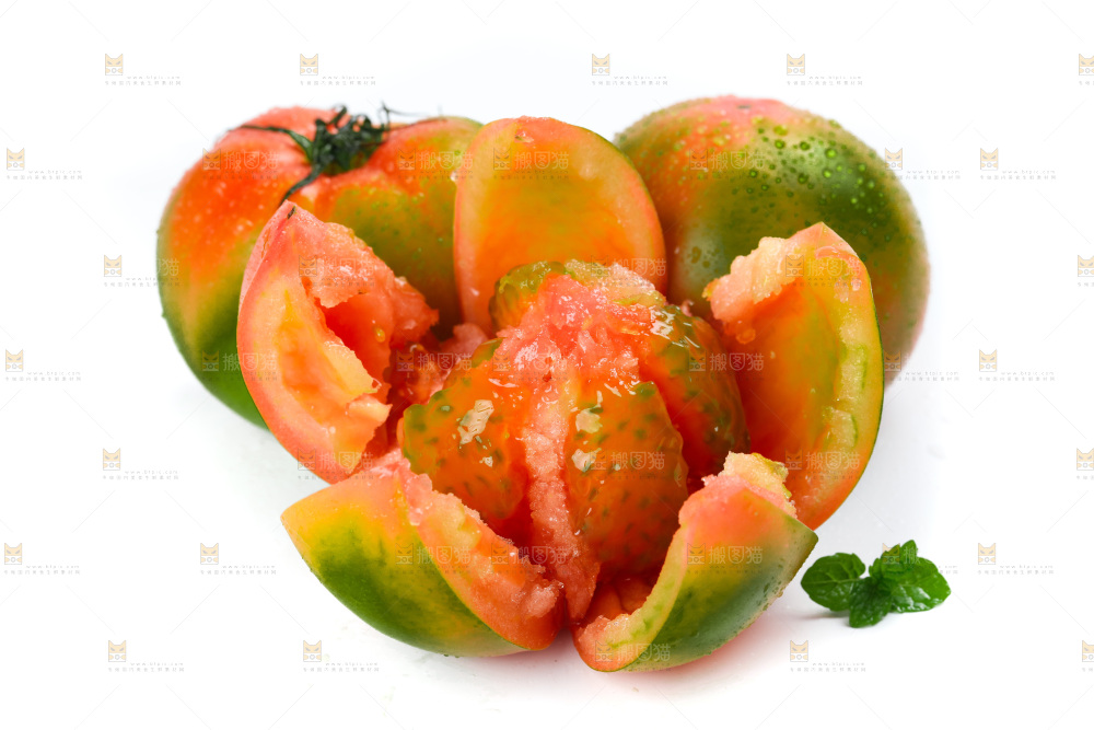 白底上的铁皮西红柿