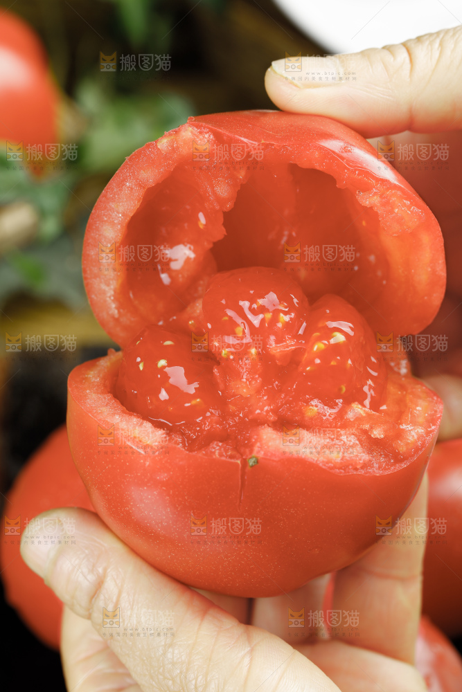 深底上的普罗旺斯西红柿