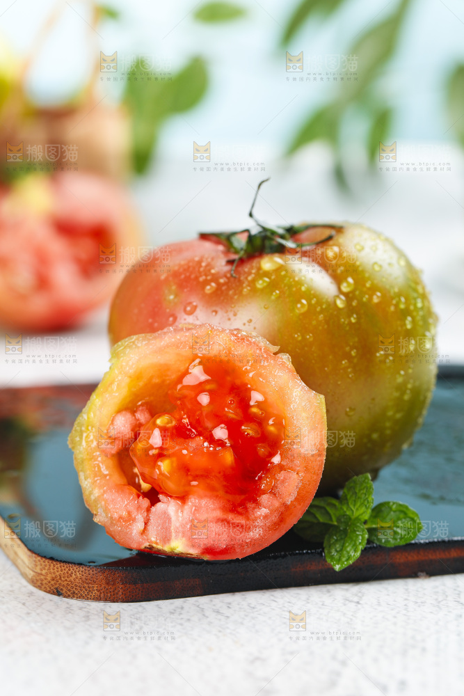 浅底上的铁皮西红柿