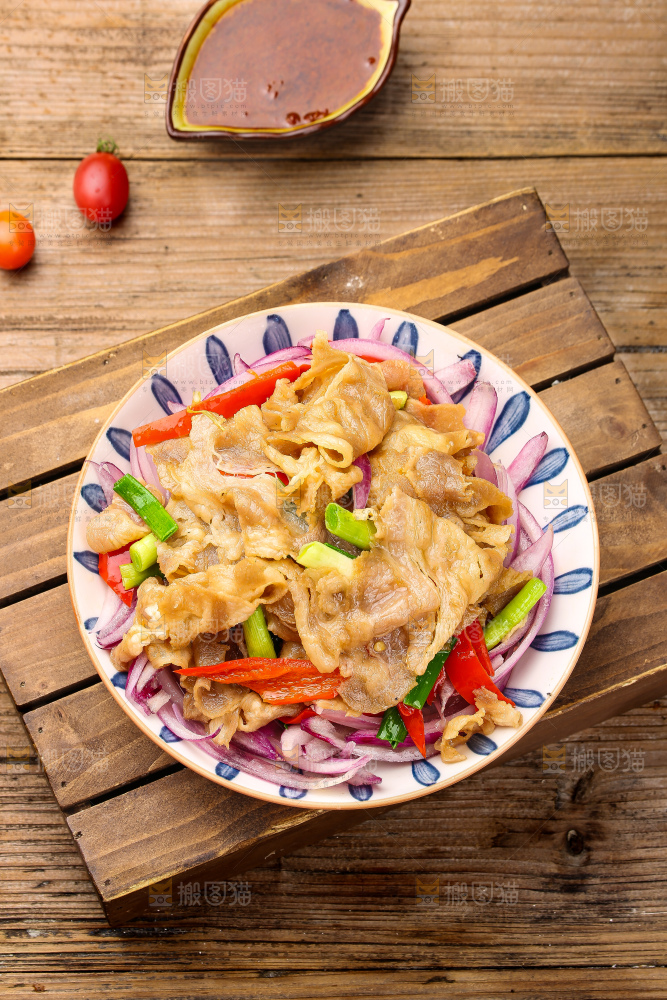 盘子里的凉拌牛肉卷