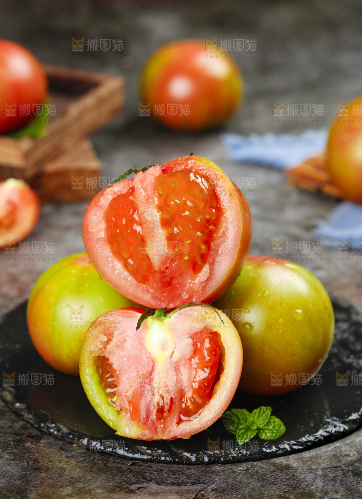 深底上的铁皮西红柿