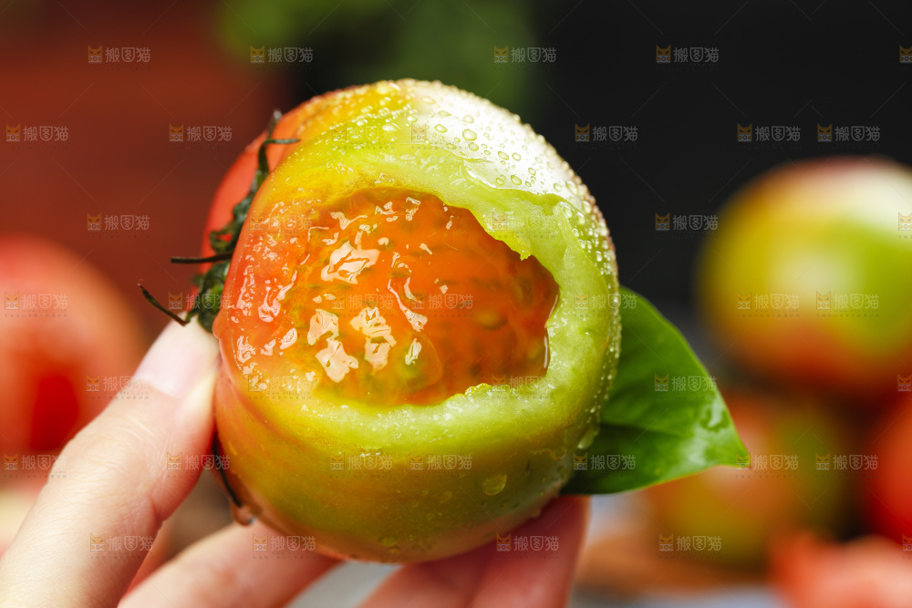 深底上的铁皮西红柿
